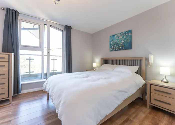Stylish 2-Bed Flat With Balcony, 10Mins To Nec & Airport Free Parking