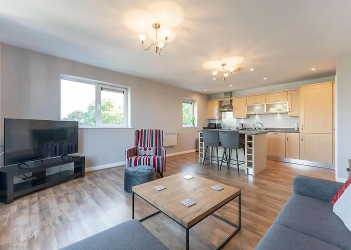 Stylish 2-Bed Flat With Balcony, 10Mins To Nec & Airport Free Parking