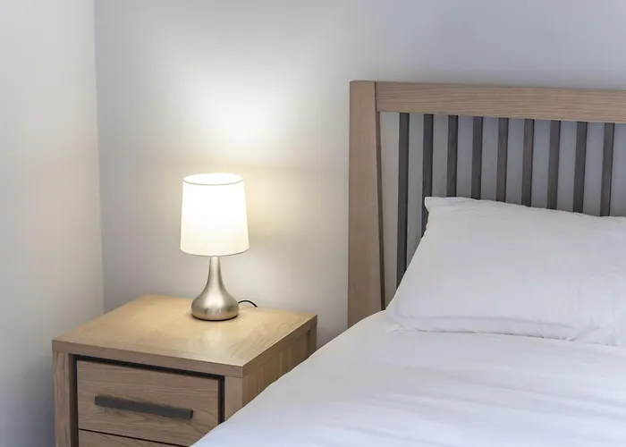 Stylish 2-Bed Flat With Balcony, 10Mins To Nec & Airport Free Parking