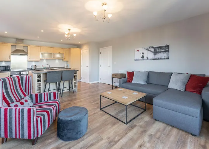 Stylish 2-Bed Flat With Balcony, 10Mins To Nec & Airport Free Parking