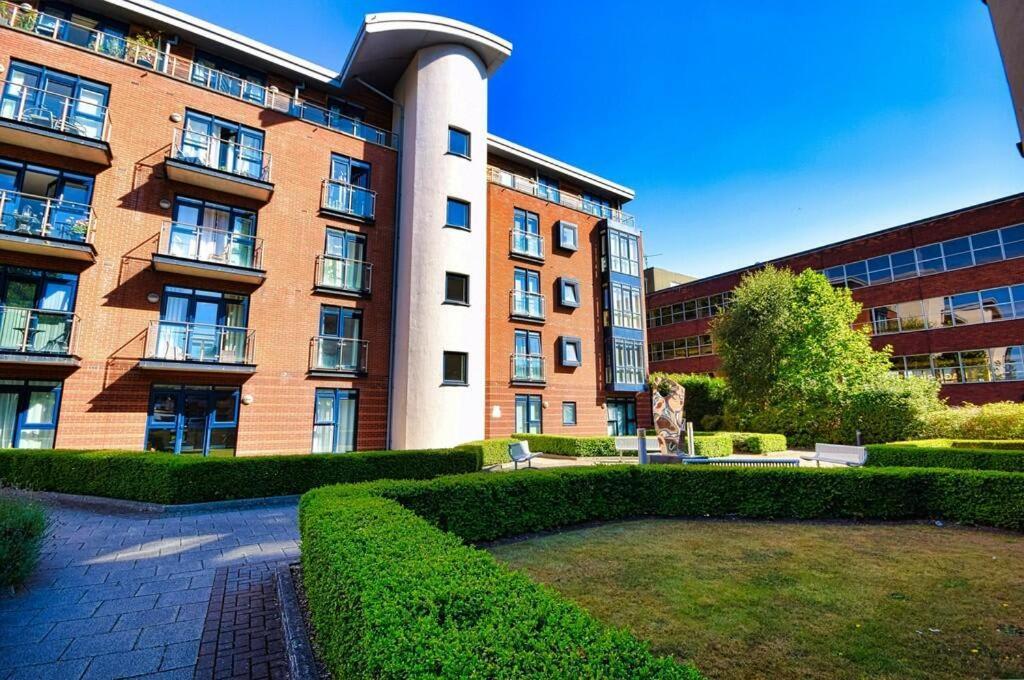 Stylish 2-bed Flat With Balcony, 10mins To Nec & Airport Free Parking Solihull
