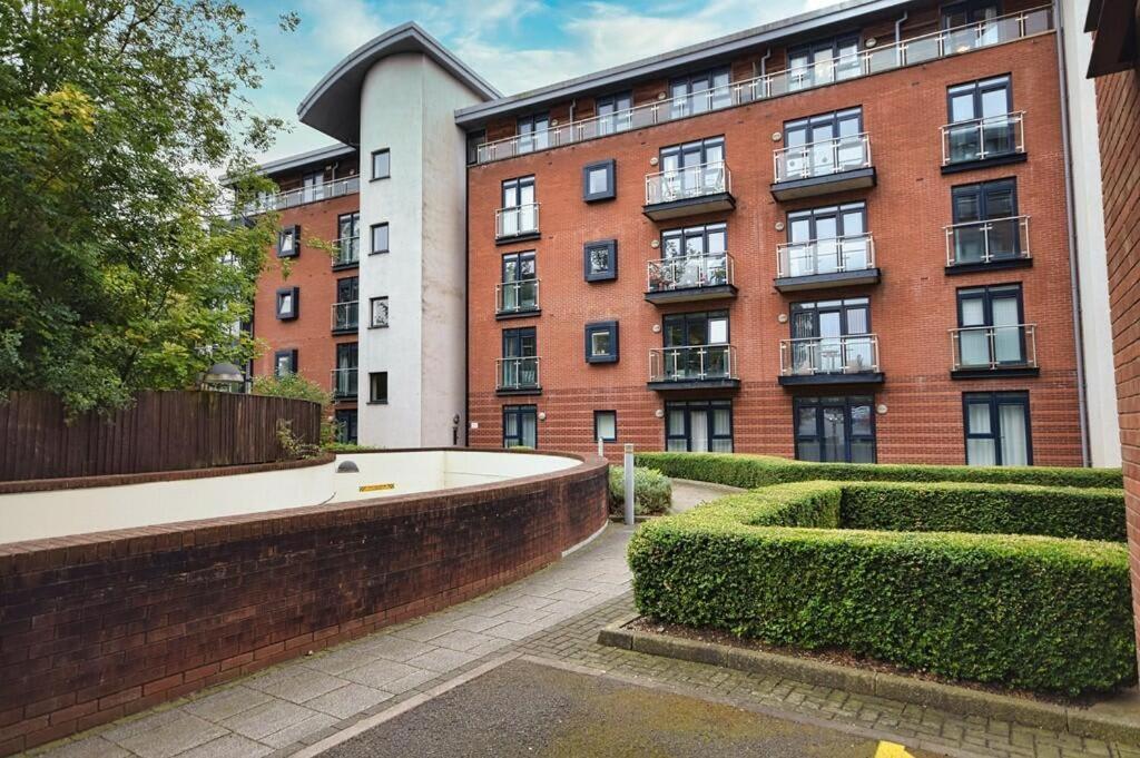 Stylish 2-bed Flat With Balcony, 10mins To Nec & Airport Free Parking Apartment
