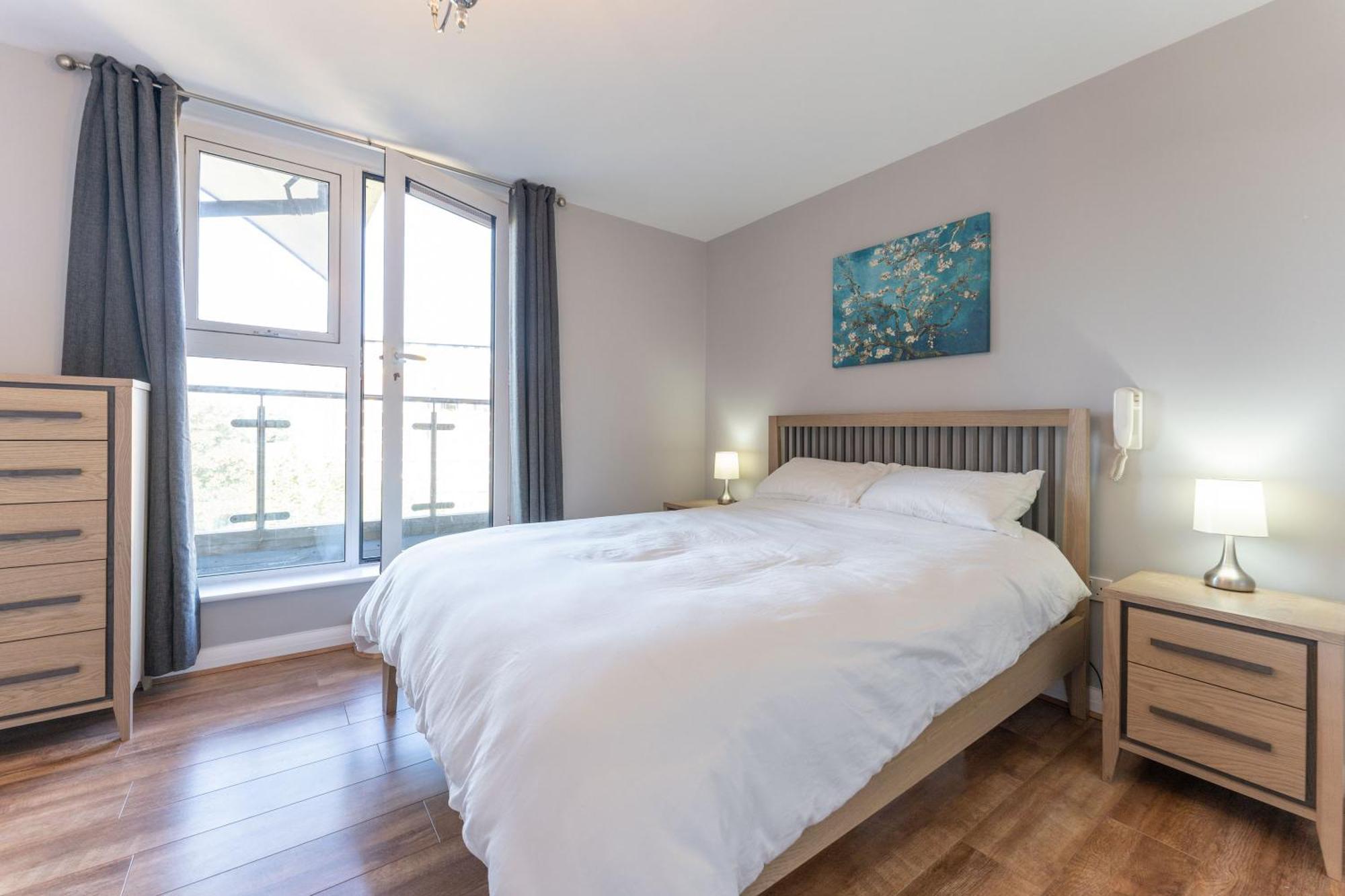 Stylish 2-bed Flat With Balcony, 10mins To Nec & Airport Free Parking *