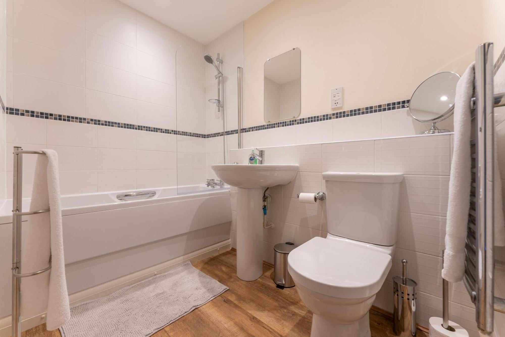 Stylish 2-bed Flat With Balcony, 10mins To Nec & Airport Free Parking