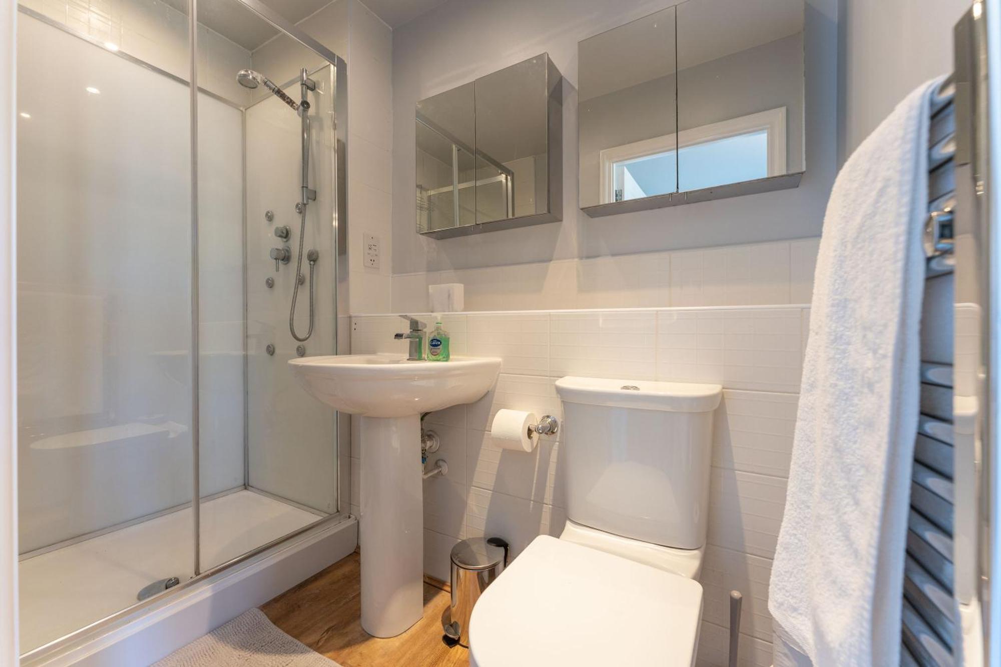 Apartment Stylish 2-bed Flat With Balcony, 10mins To Nec & Airport Free Parking