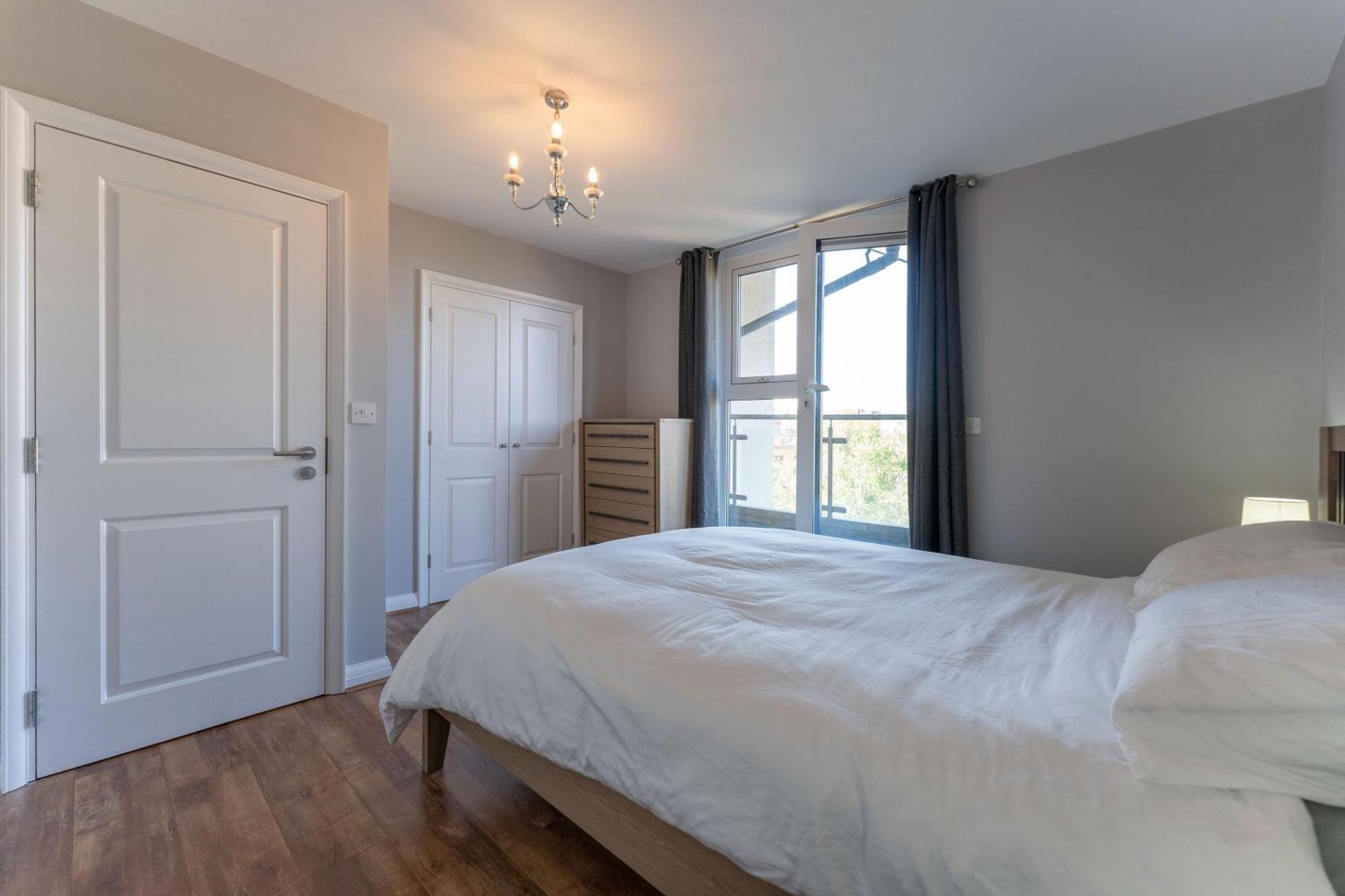 Apartment Stylish 2-bed Flat With Balcony, 10mins To Nec & Airport Free Parking *