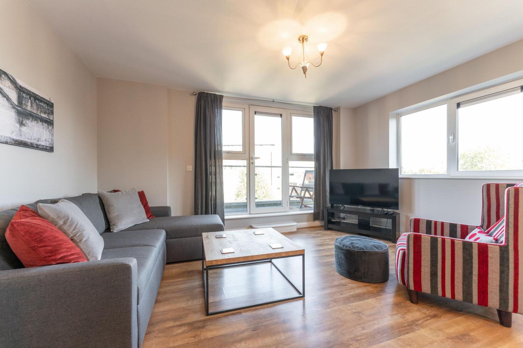 Stylish 2-bed Flat With Balcony, 10mins To Nec & Airport Free Parking *