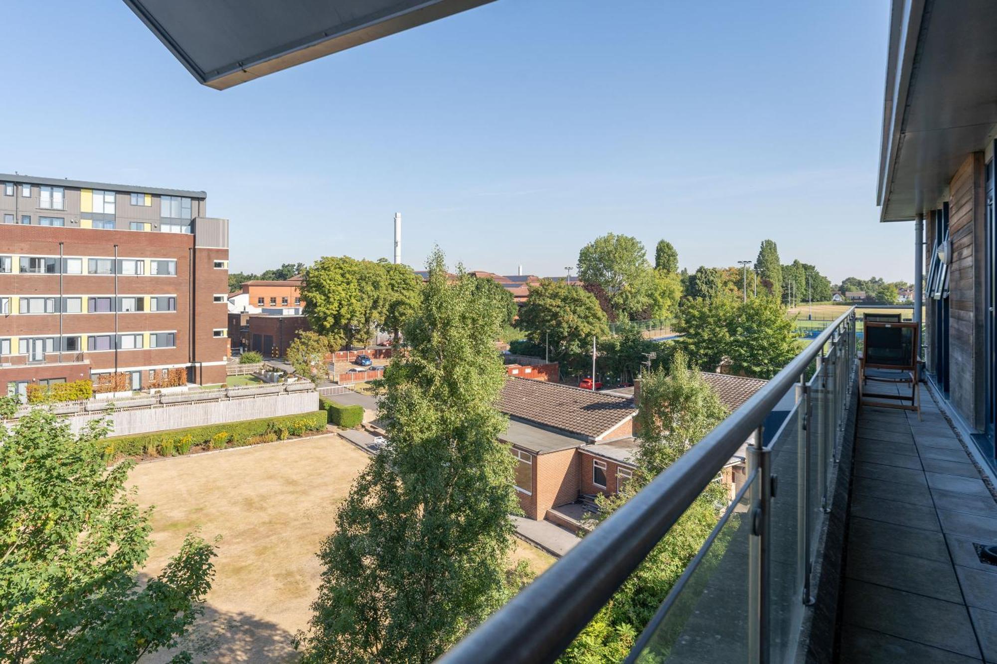 Stylish 2-bed Flat With Balcony, 10mins To Nec & Airport Free Parking