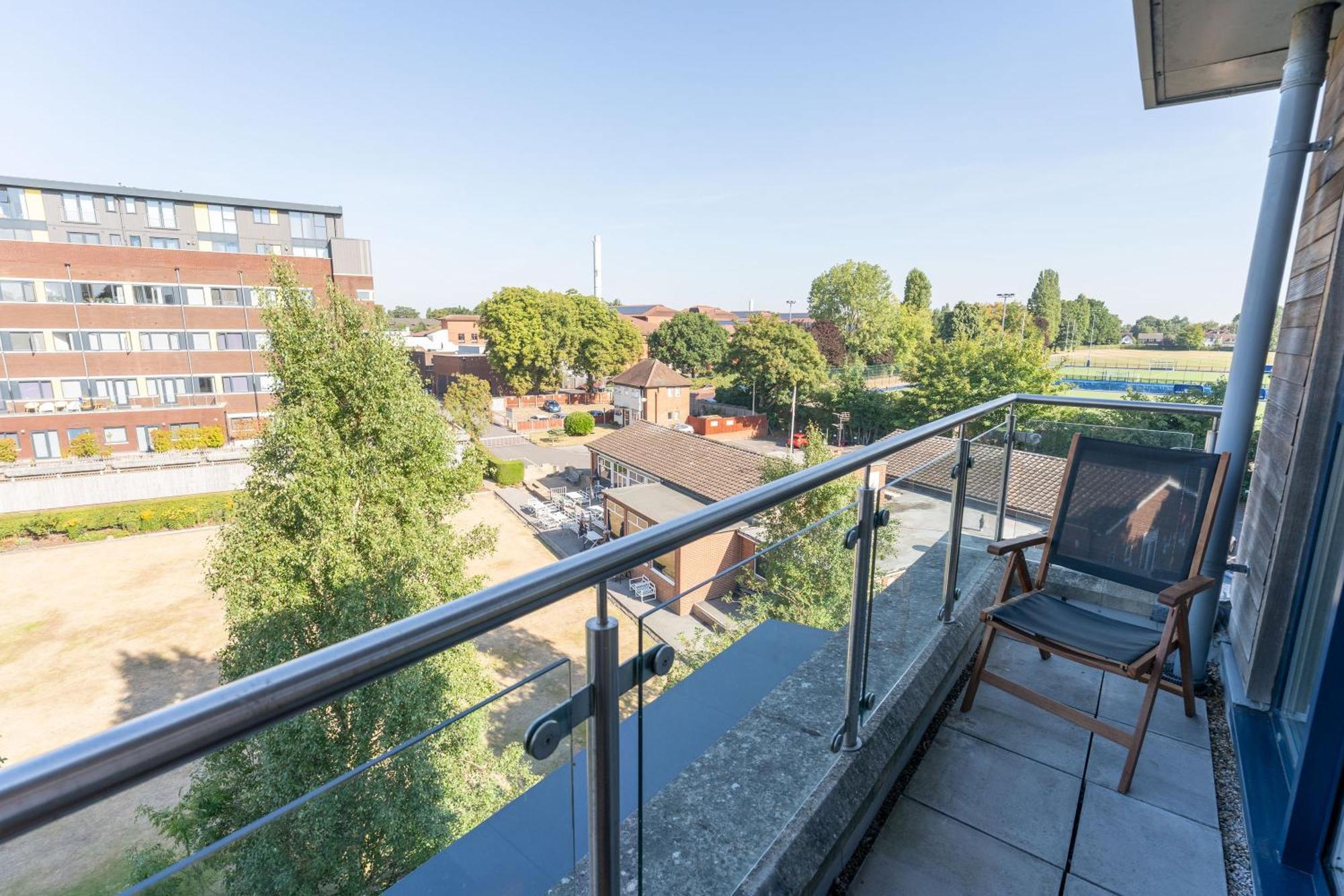 Stylish 2-bed Flat With Balcony, 10mins To Nec & Airport Free Parking Solihull